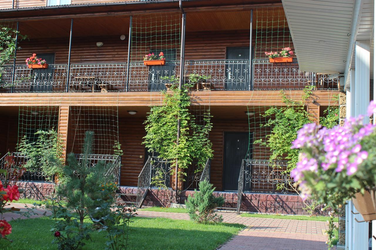Hotel-Complex Mizh Triokh Ozer Svityaz' Exterior photo